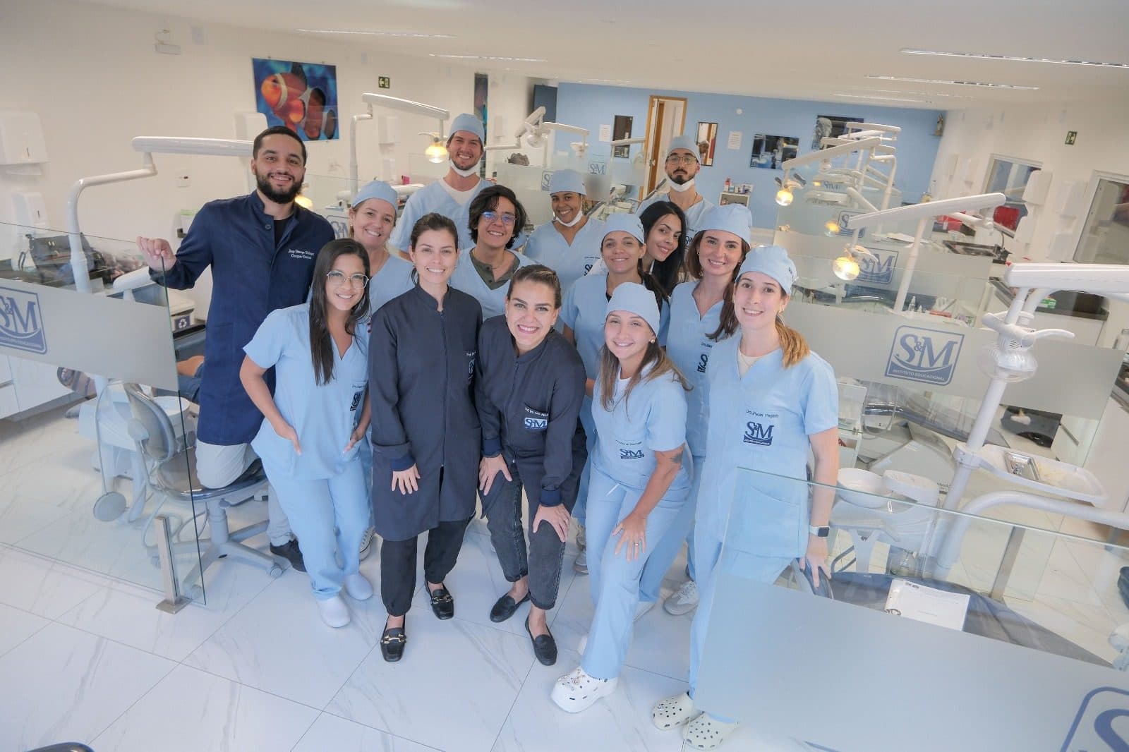 Turma de jaleco na clínica de ensino da S&M