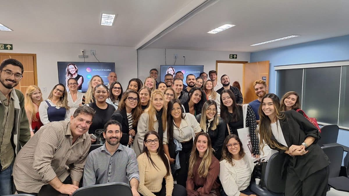 Alunos praticando na bancada do laboratório