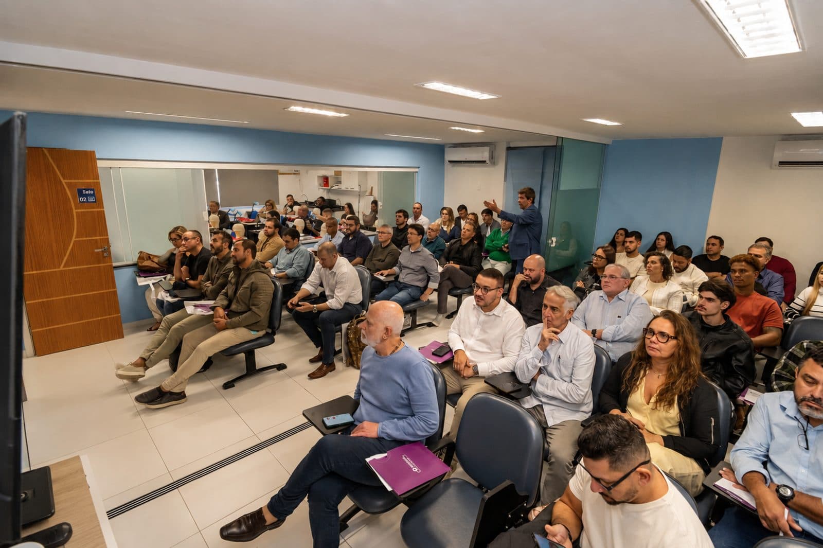 Turma completa acompanhando aula no S&M Instituto Educacional