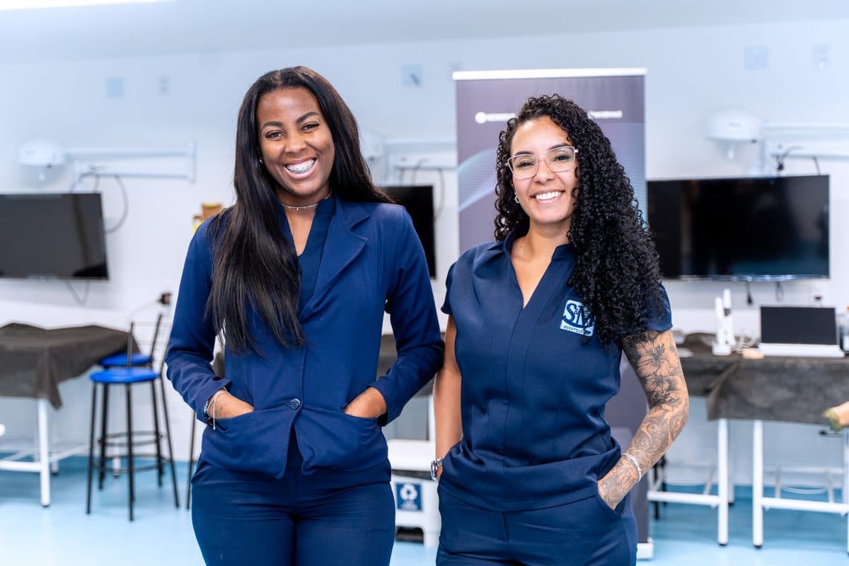Equipe da coordenação atendendo no instituto