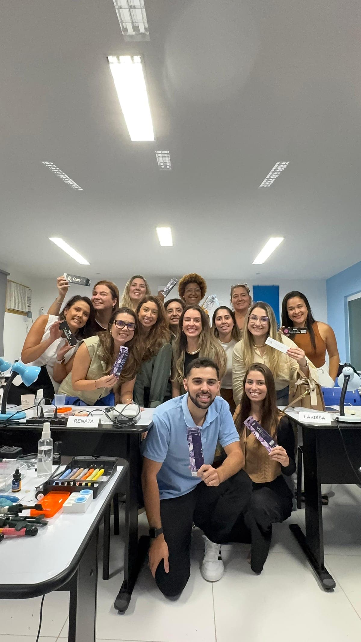 Turma reunida no laboratório ao fim de uma aula prática